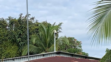 Sujetos huyen durante allanamiento en Limón: dejan desayuno tirado y salen corriendo hacia el mar
