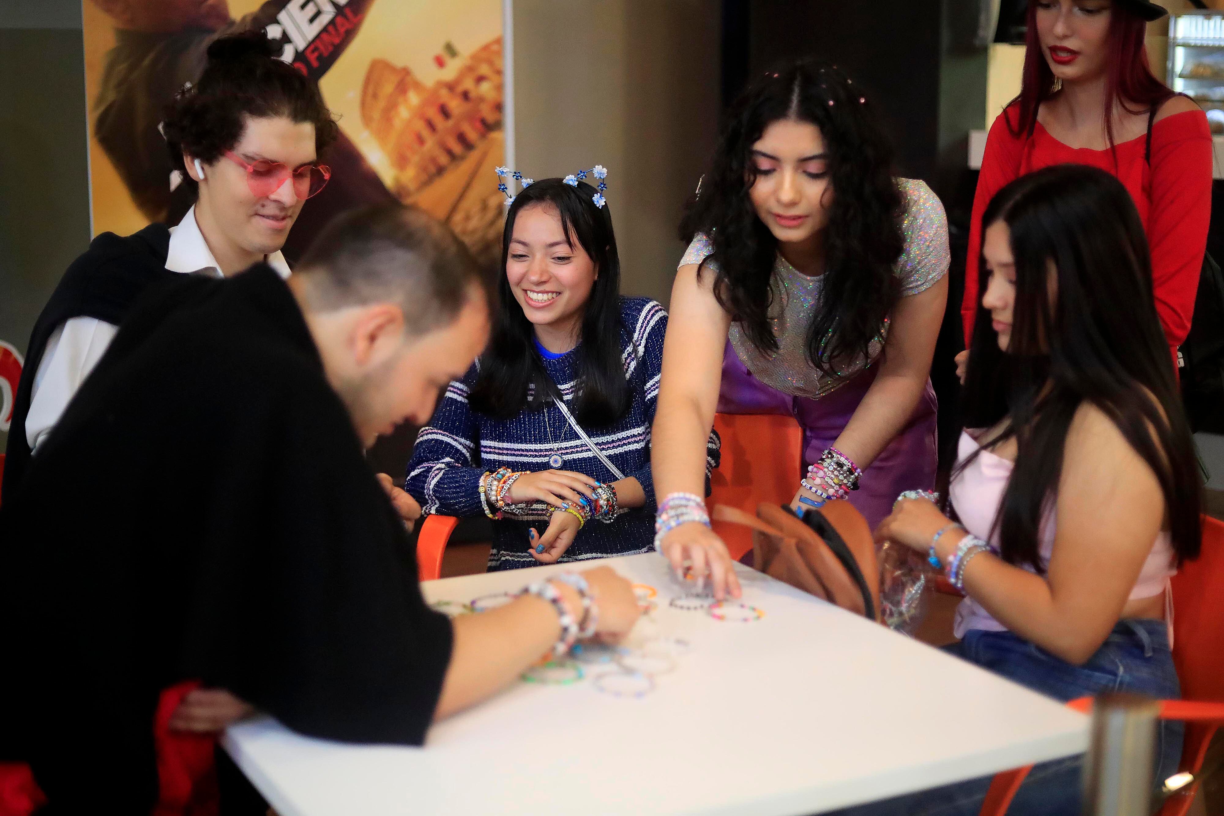 13/10/2023 Cinépolis, Plaza Lincoln. Fans de Taylor Swift disfrutaron de la película The Eras Tour de la cantante estadounidense. Previo a la proyección las muchachas, jóvenes y niñas, intercambiaron pulseras y lucieron vestidos y looks que identifican a la artista.