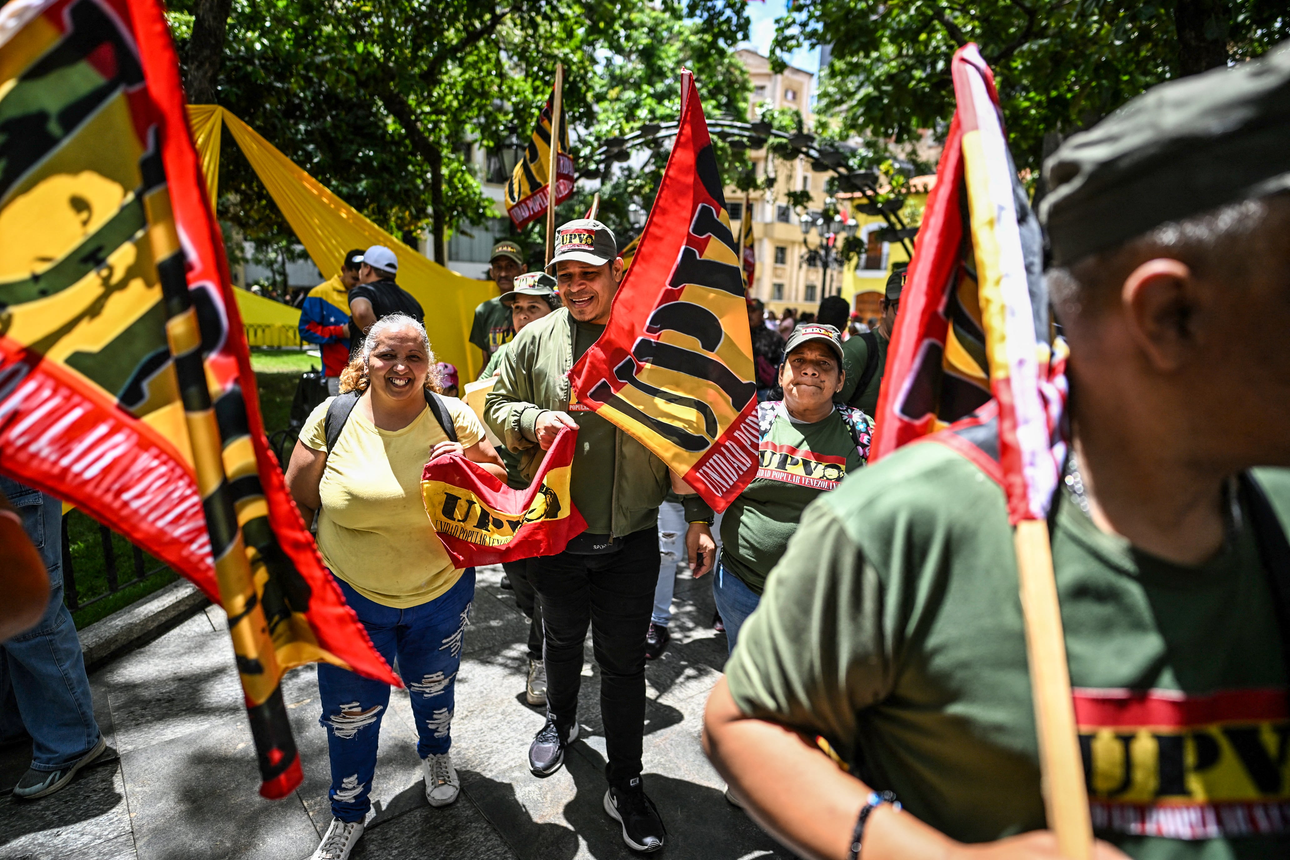Miembros de la Unidad Popular Venezolana (UPV) participan en la campaña de alistamiento nacional convocada por el gobierno del presidente Nicolás Maduro en la plaza Bolívar en Caracas, el 23 de agosto de 2025.
