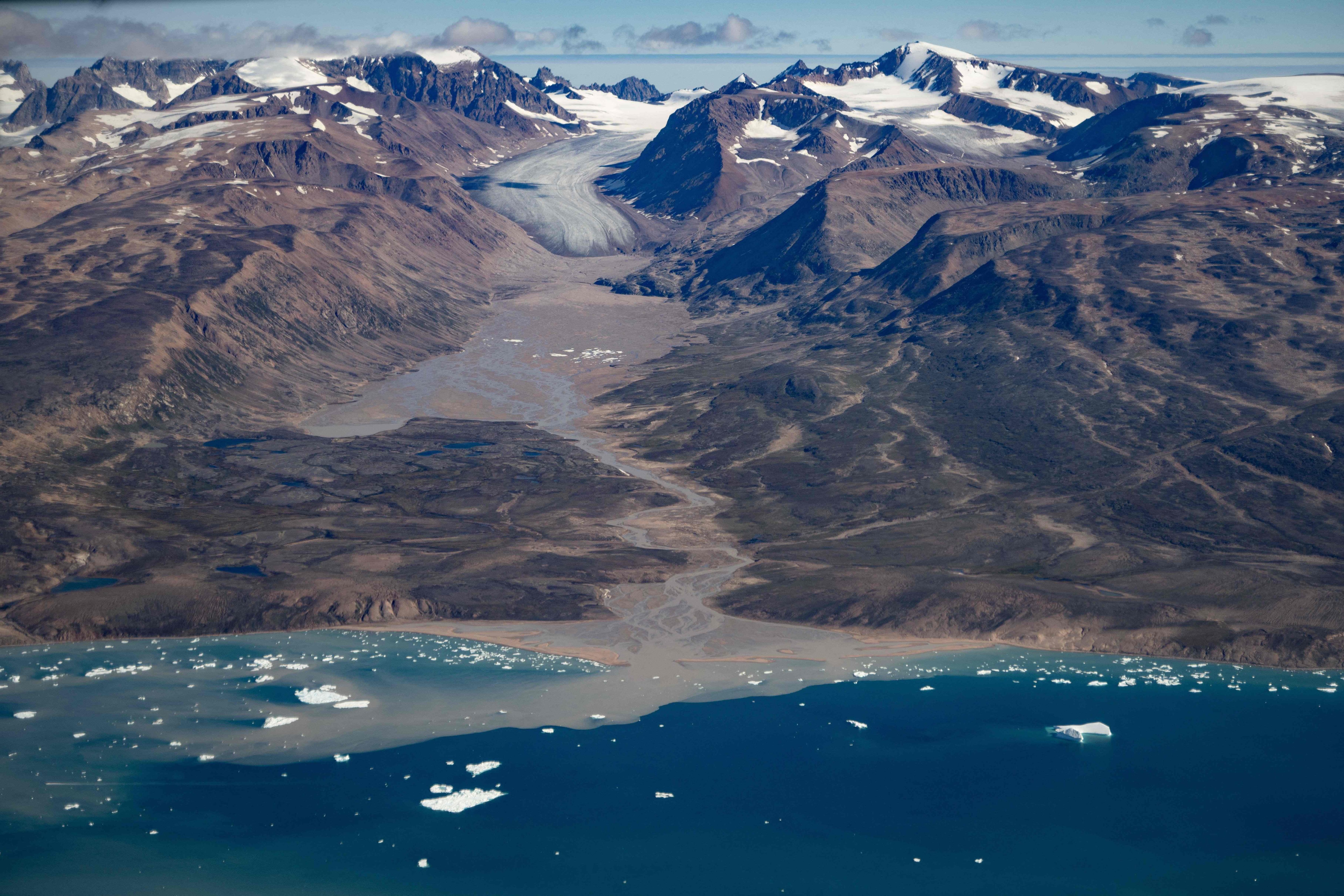Esta fotografía aére muestra un glaciar alrededor de "Constable Point" severamente derretido debido a las cálidas temperaturas a lo largo del fiordo Scoresby Sound, en el este de Groenlandia.