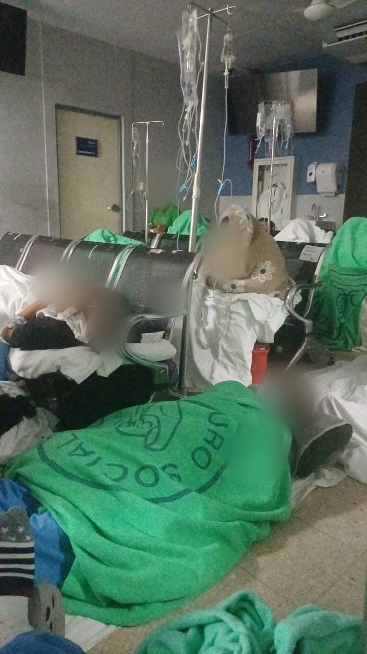 Una paciente relató que pasó cuatro días en una banca de metal pese a sufrir fuertes dolores de espalda. También denunció el desgaste emocional que provocan estas condiciones.