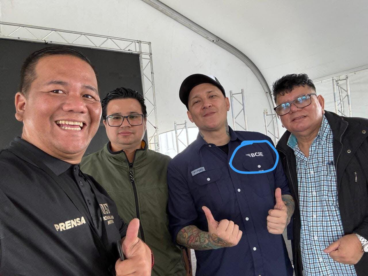 El productor audiovisual, tiktoker y pastor Robert Barrantes, conocido como Robert Junior, posa para una fotografía con la camisa oficial del BCIE.