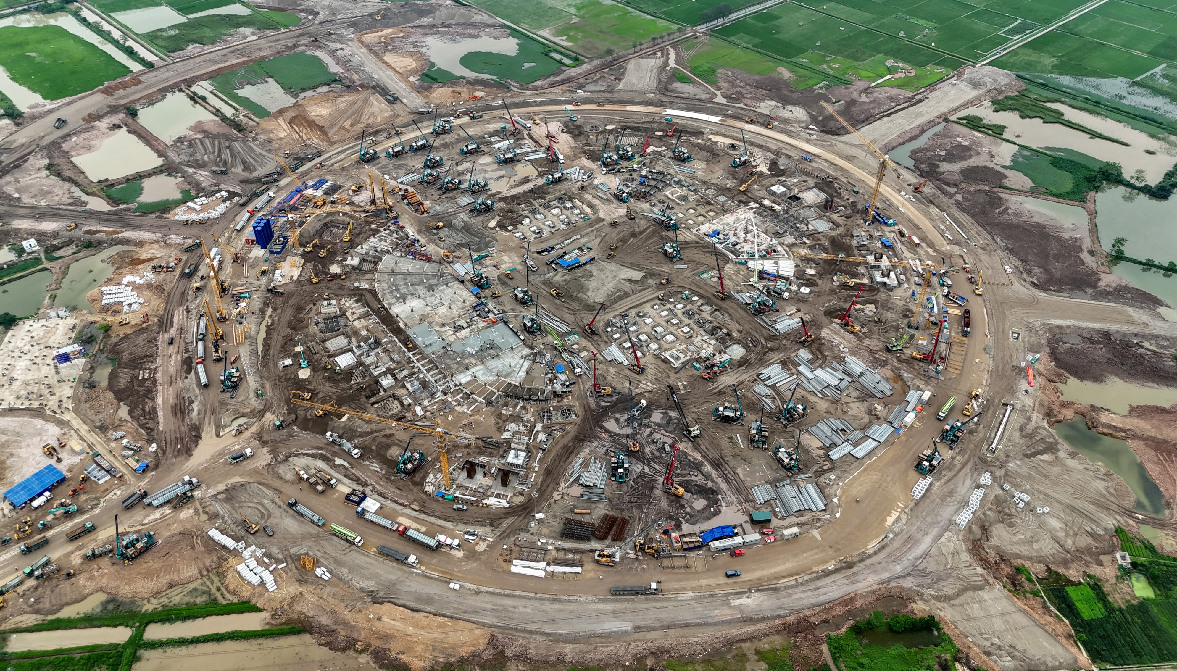Foto aérea del sitio de construcción del estadio Trong Dong en Hanoi, Vietnam, que será el más grande del mundo.
