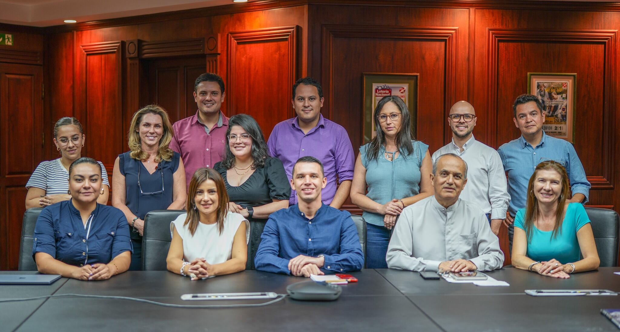 El alcalde de San José, Diego Miranda (sentado en el centro), junto a su equipo de trabajo. A su derecha le acompañan Yariela Quirós Álvarez, primera vicealcaldesa; y la exviceministra Dahianna Marín Chacón, gerente de Provisión de Servicios. A la izquierda del alcalde posan Fernando Vega Guillén, segundo vicealcalde; y la exministra Jéssica Martínez Porras, gerente de Gestión Municipal. Foto: Municipalidad de San José
