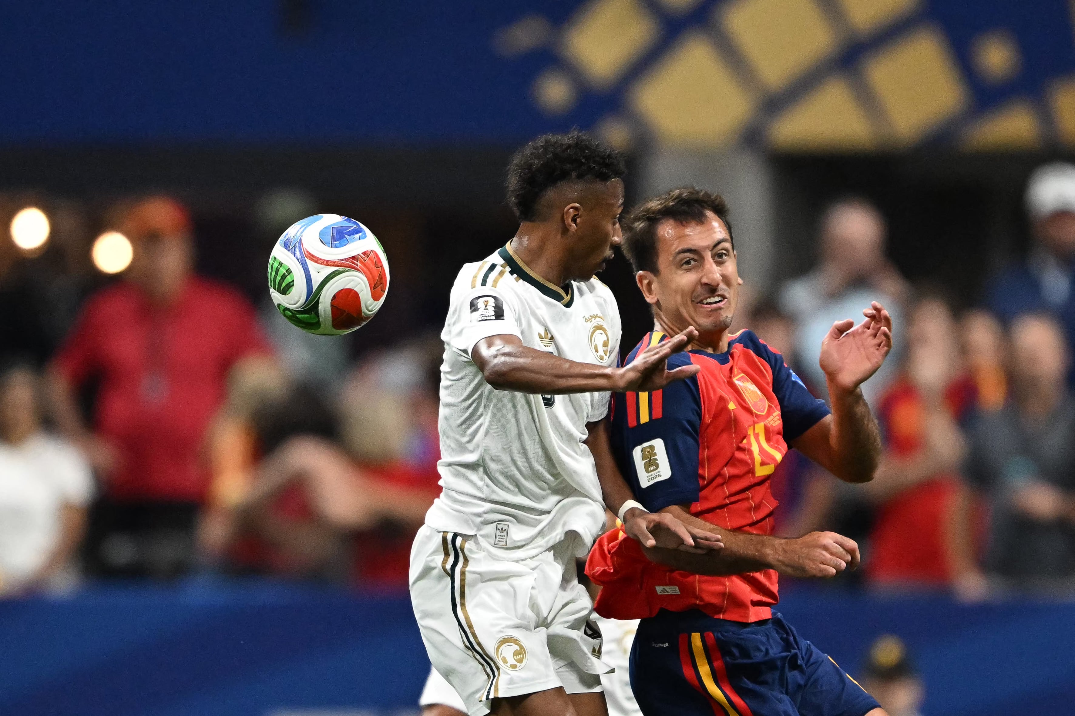 Mikel Oyarzabal, de la Selección de España, disputa el balón con Al-Dawsari, de Arabia Saudita, en el compromiso por el Mundial 2026 disputado en Atlanta.
