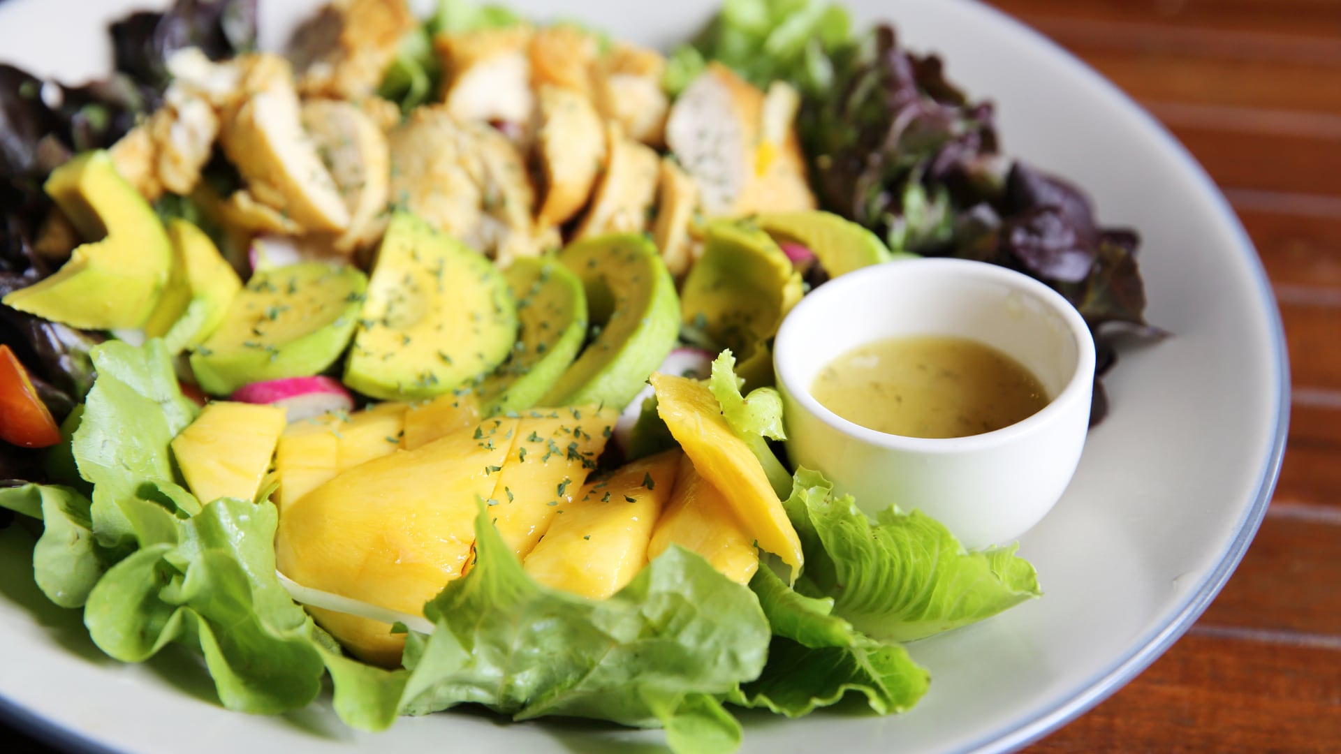 Combinar aguacate y mango cada día favorece vasos sanguíneos y presión arterial en personas con riesgo metabólico.