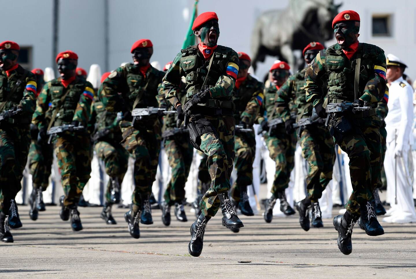 Una ceremonia de reconocimiento de las Fuerzas Armadas Nacionales Bolivarianas (FANB) durante la investidura del presidente Nicolás Maduro, el 10 de enero del 2019. Foto: AFP