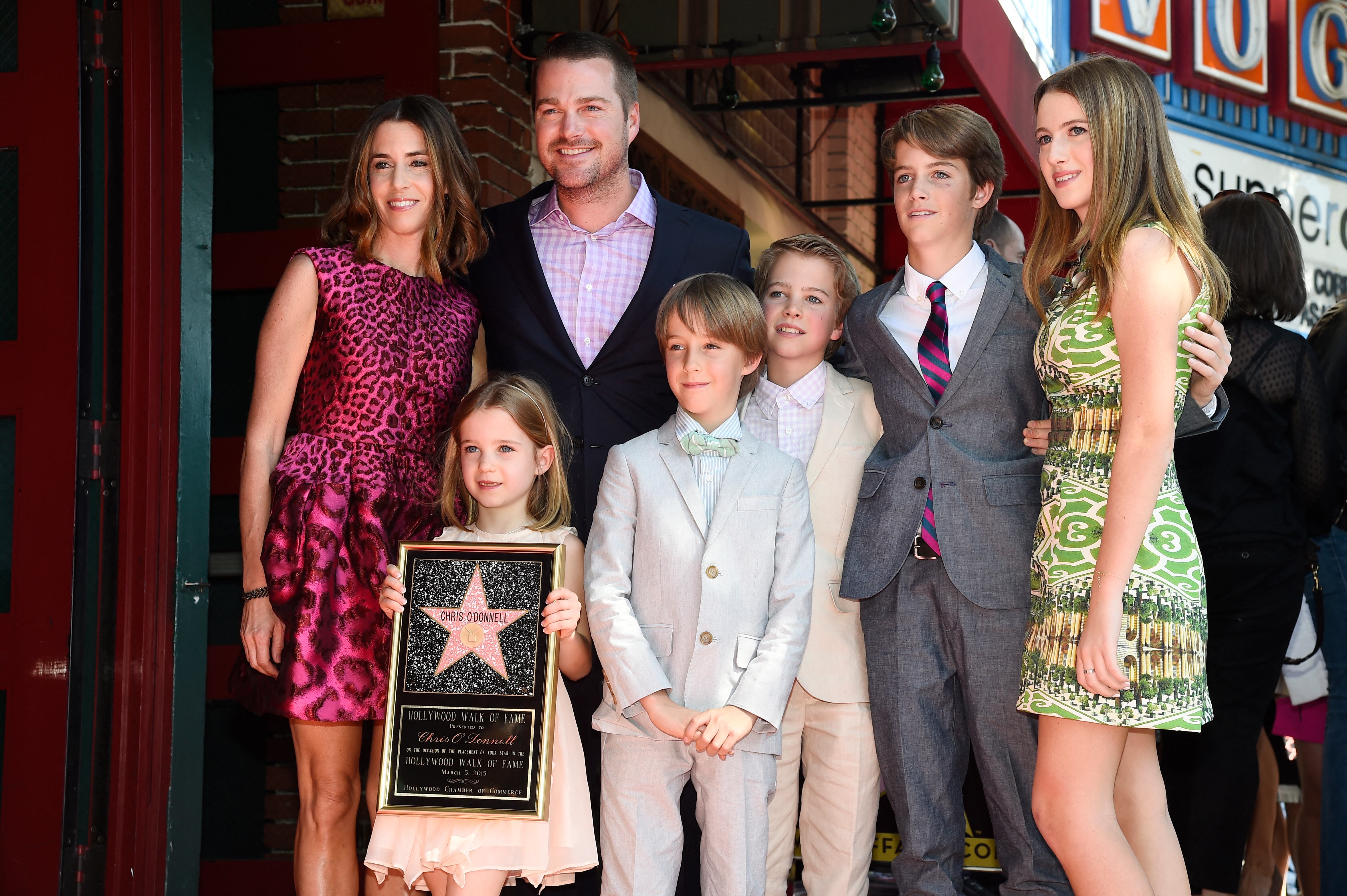 El actor Chris O'Donnell, con su esposa e hijos, asiste a la ceremonia de develación de su estrella en el Paseo de la Fama de Hollywood en 2015.