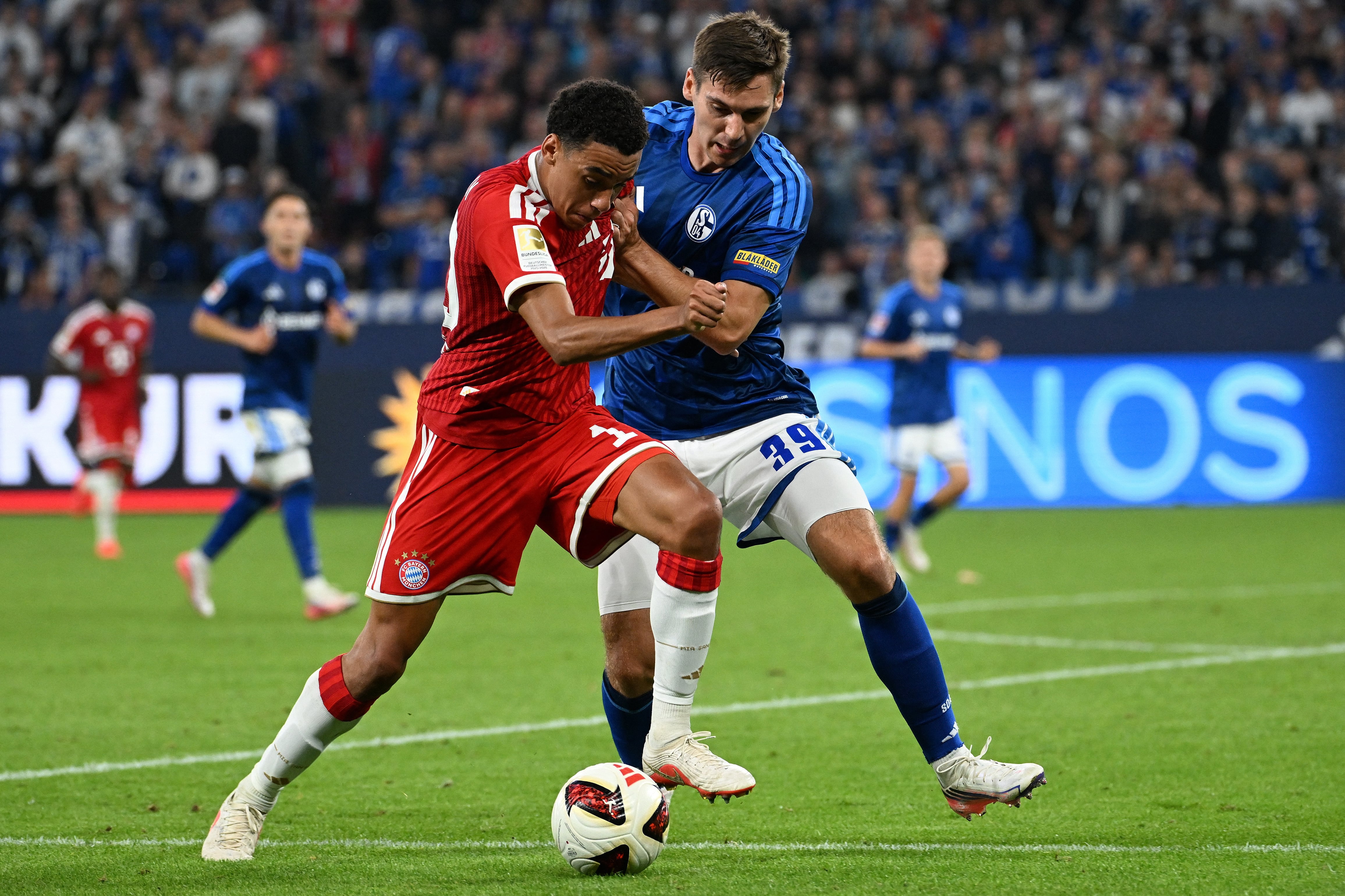 Jamal Musiala, del Bayern Múnich, disputa el balón con Maximilian Woeber, del Schalke, en este compromiso por la Bundesliga.