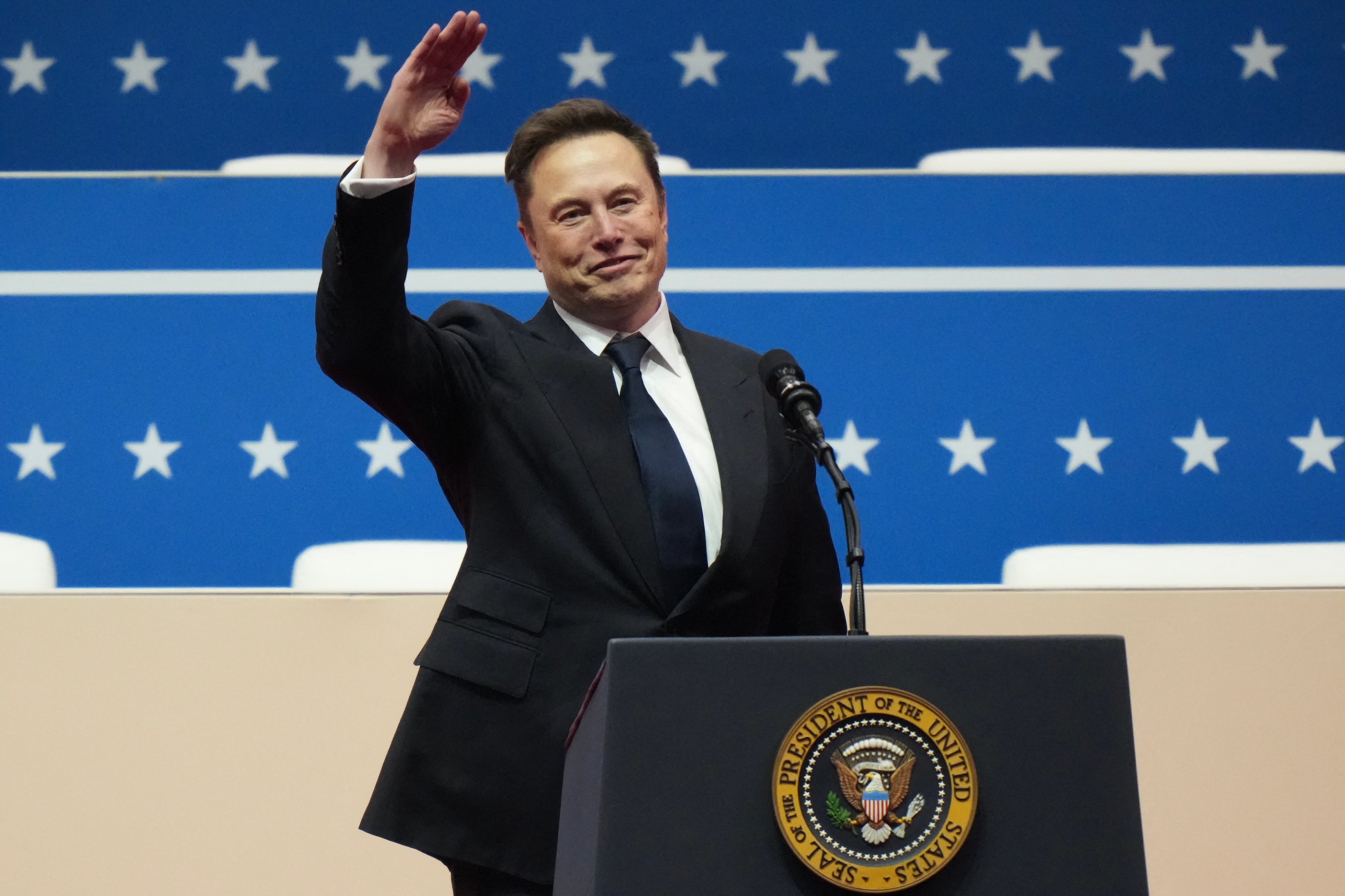 Elon Musk, director ejecutivo de Tesla, SpaceX y X, hace un gesto mientras habla durante un evento inaugural en el Capital One Arena.