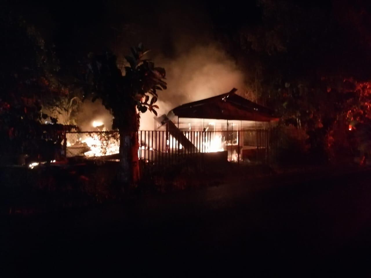 Las llamas avanzaron rápidamente y quemaron la totalidad de la vivienda en Ciudad Cortés de Osa. En el escombreo se halló el cuerpo de una mujer. Foto: Cortesía Bomberos.