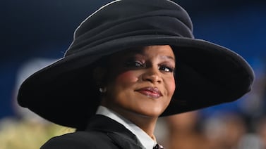 Rihanna reveló su tercer embarazo en la Met Gala: ¡Vea el atuendo que eligió para dar la noticia!