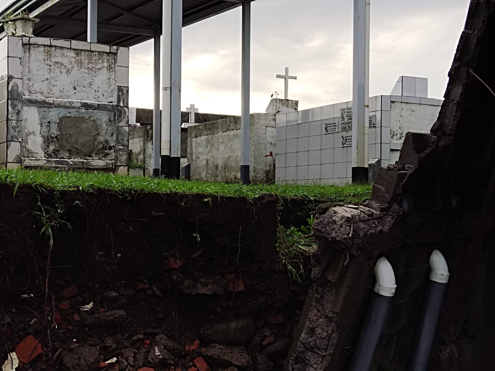 Los desagües del cementerio de Tibás fueron insuficientes y la tapia colapsó. Muchas bóvedas quedaron a orillas de la acera, pues en ese camposanto casi no hay espacios verdes para que el agua se infiltre. Foto: Hugo Solano.