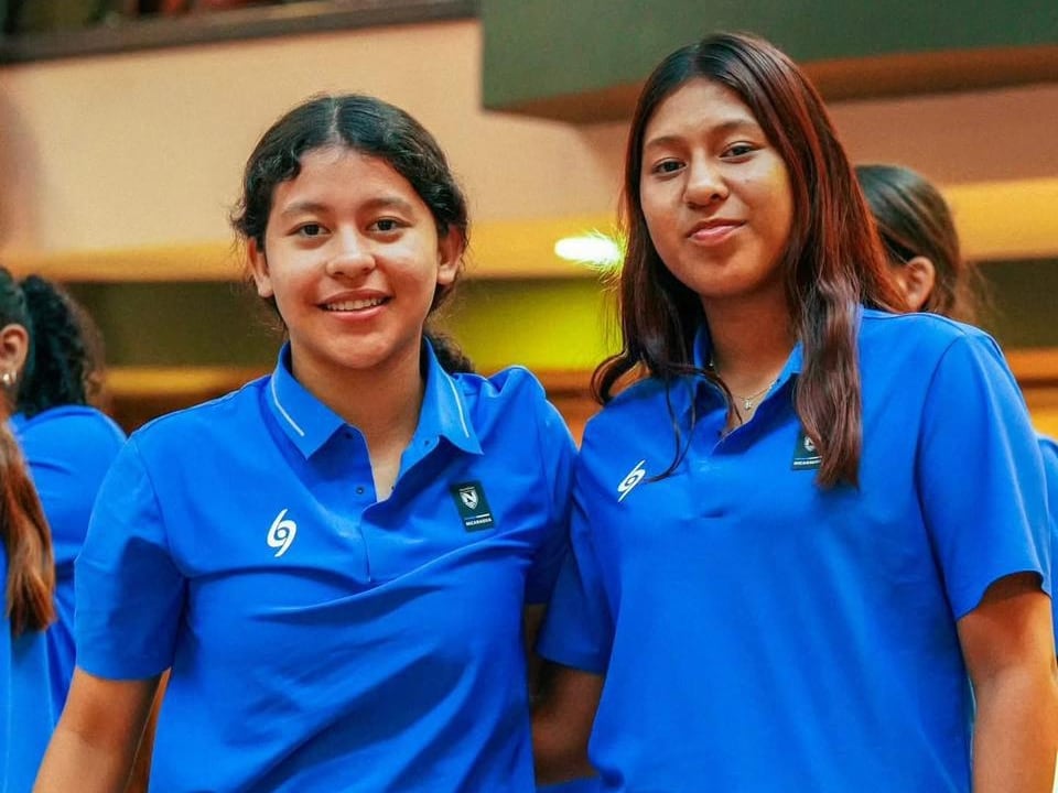 Camila Boza Duarte (Der) junto a una compañera de la Selección Sub-17 de Nicaragua que disputa el premundial en Costa Rica.