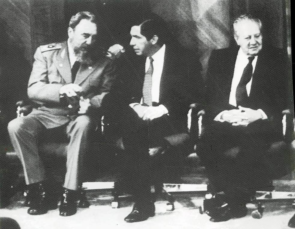 Fidel Castro y Óscar Arias conversaron el 10 de agosto de 1988 en la toma de posesión de Rodrigo Borja, en Ecuador. Al lado de ellos, Mario Soares, entonces presidente de Portugal.