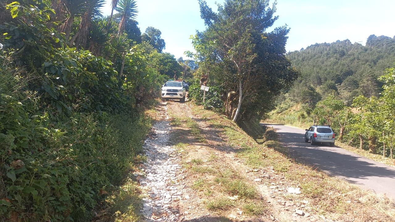 En calles muy poco transitadas de Aguacaliente, Cartago, aparecieron los dos cuerpos este lunes, uno junto a esta finca cafetalera y otro a 5 km. de distancia. Foto: Keyna Calderón.