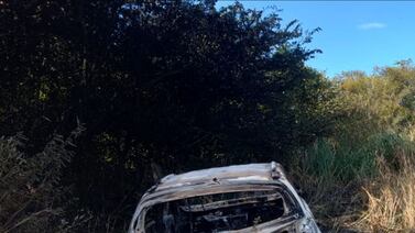 Tres personas aparecen quemadas dentro de vehículo en Liberia