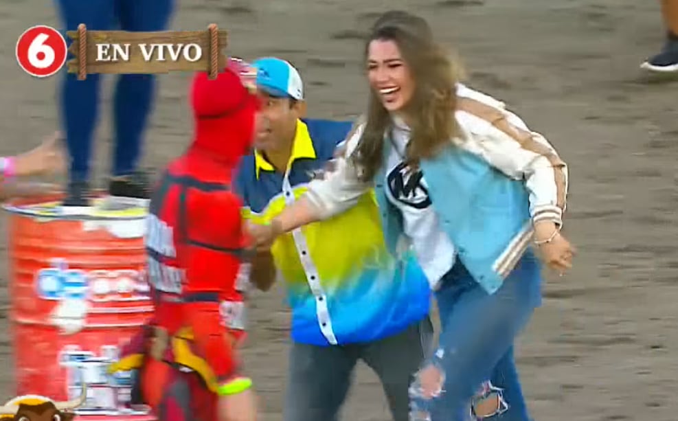 Imagen que muestra a Melissa Durán en corriendo después de ser embestida por un toro.