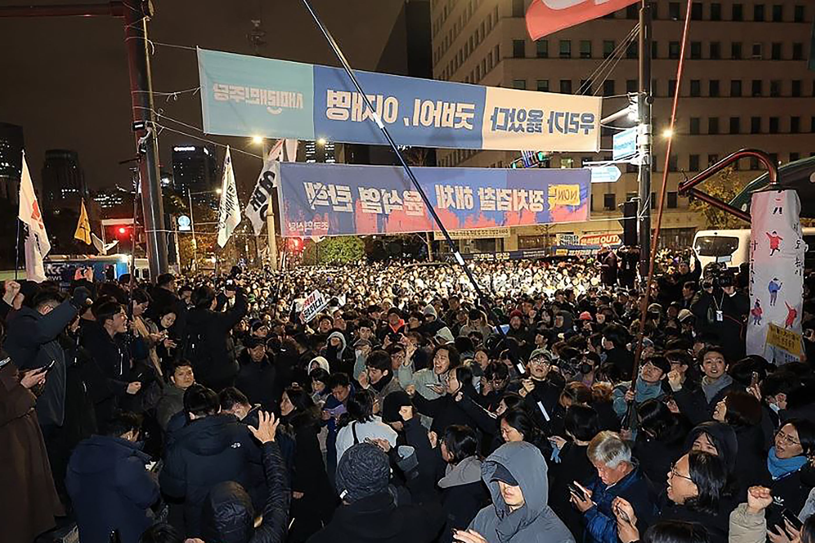 Grupo de manifestantes frente a la Asamblea Nacional en Seúl el 4 de diciembre de 2024, tras la declaración de ley marcial por el presidente de Corea del Sur, Yoon Suk Yeol.