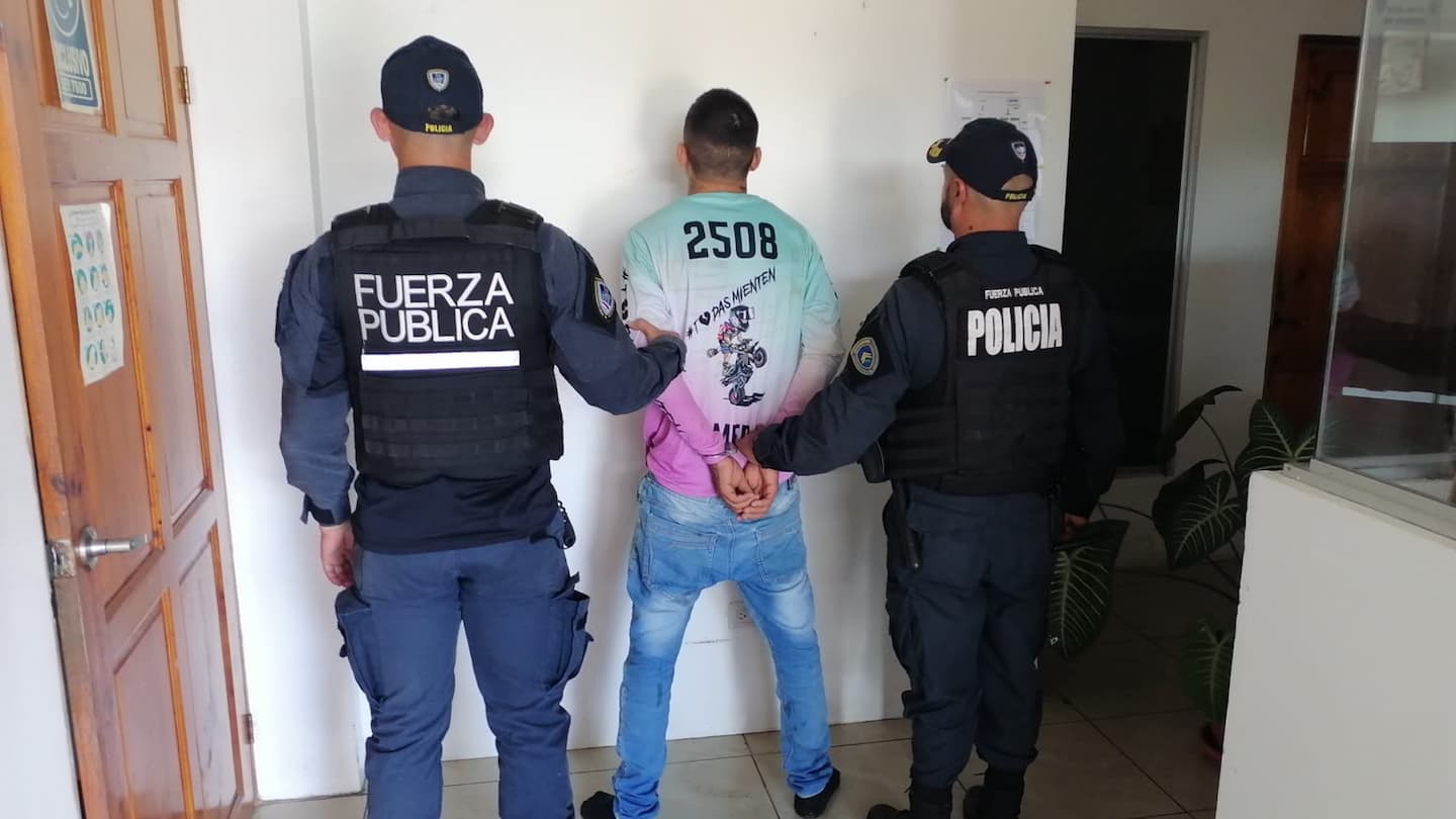 El sospechoso, de apellido Ruiz, fue detenido por oficiales de la Fuerza Pública durante un operativo preventivo en Katira de Guatuso, Alajuela.