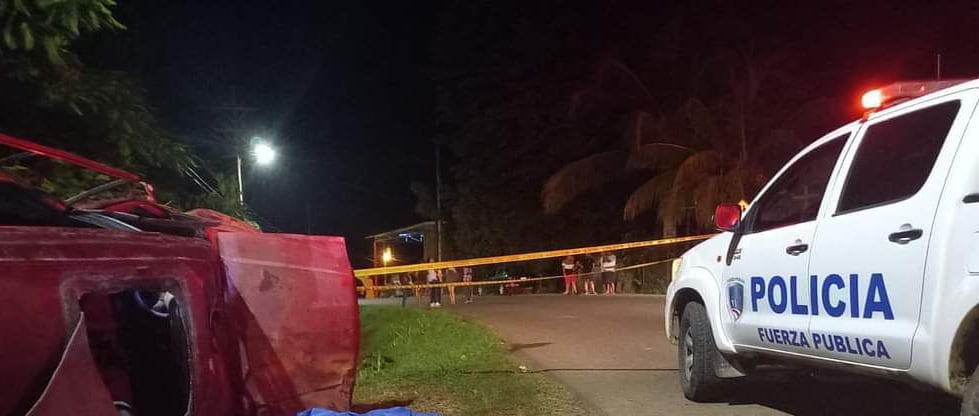 Una pareja perdió la vida y cuatro acompañantes quedaron heridos en un vuelco ocurrido la madrugada de este domingo en Cóbano, Puntarenas. Foto: Andrés Garita.