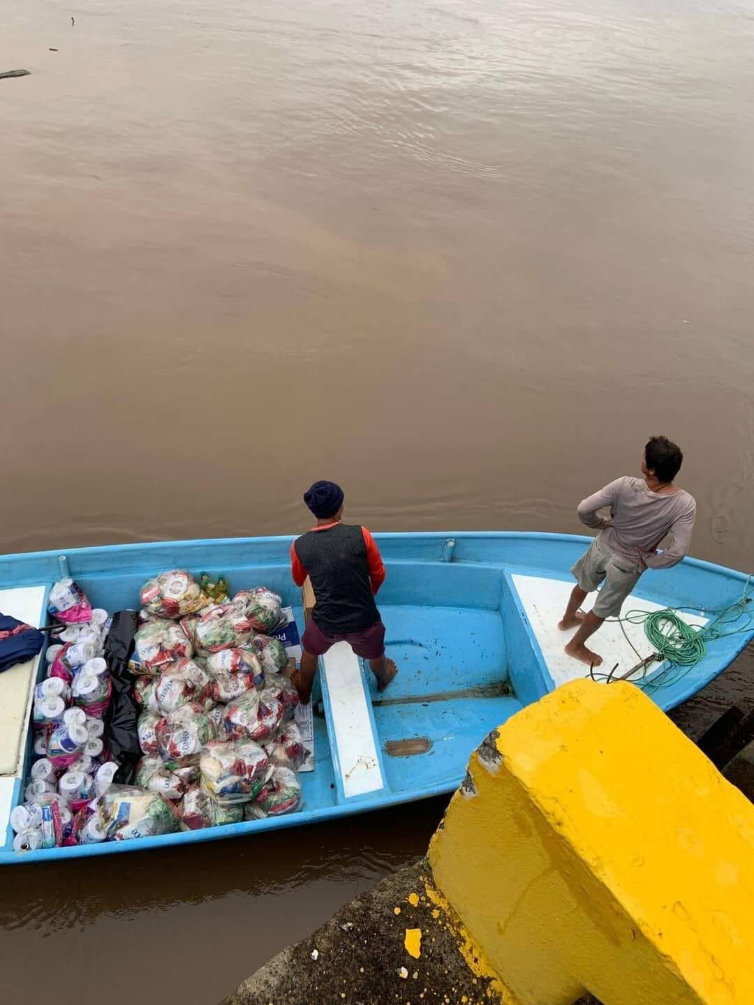 Muchos diarios llegaron en lancha a las islas del golfo de Nicoya que también fueron afectadas pues los pescadores no pudieron faenar y el turismo fue nulo. Foto: Cortesía.