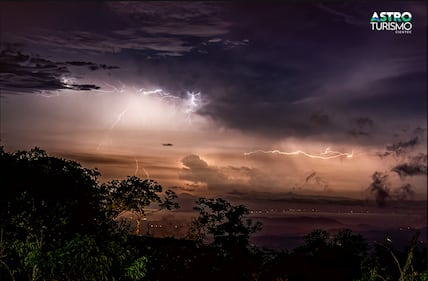 Categoría Panorama Nocturno: El Cielo tenia otros planes. En esta toma desde Monteverde, habia tormenta y fotógrafo capturó rayos ya que no se veian estrellas por la tormenta. Sunset Hill, Monteverde, Puntarenas. El 5/18/2023.