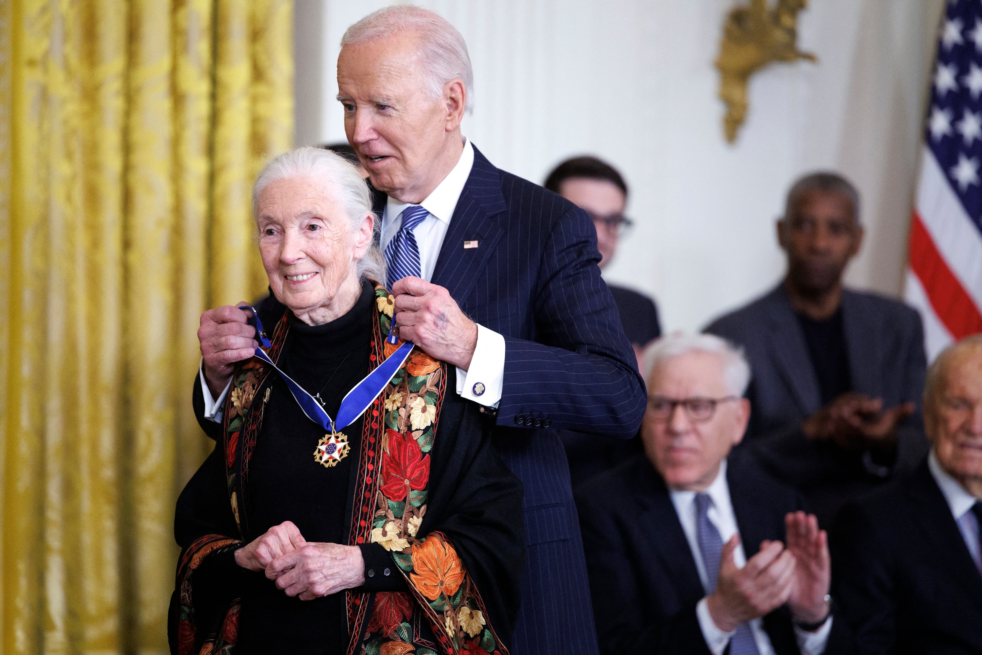 La etóloga y conservacionista Dra. Jane Goodall recibió la Medalla Presidencial de la Libertad de manos del presidente estadounidense Joe Biden el 4 de enero de 2025 en Washington, D. C.