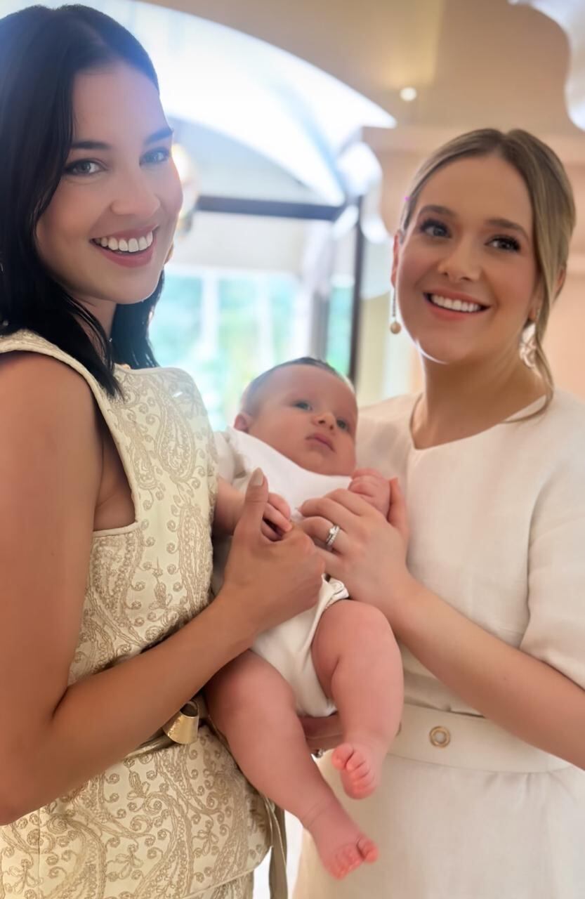 Linda Díaz (izq) estuvo presente en el bautizo de Maximiliano, el hijo de María Jesús Prada (der).