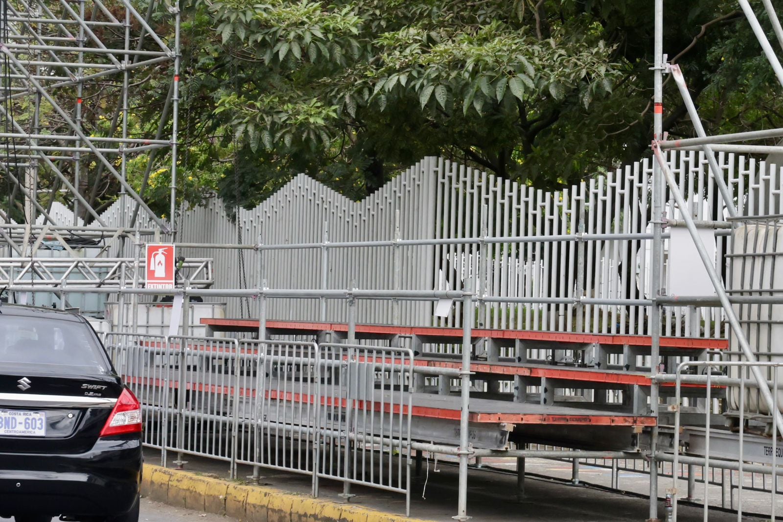 Trabajadores avanzan con el montaje de tarimas y graderías alrededor del Parque Metropolitano La Sabana como parte de los preparativos para el Festival de la Luz 2025 de San José. Foto del 12 de diciembre de 2025.