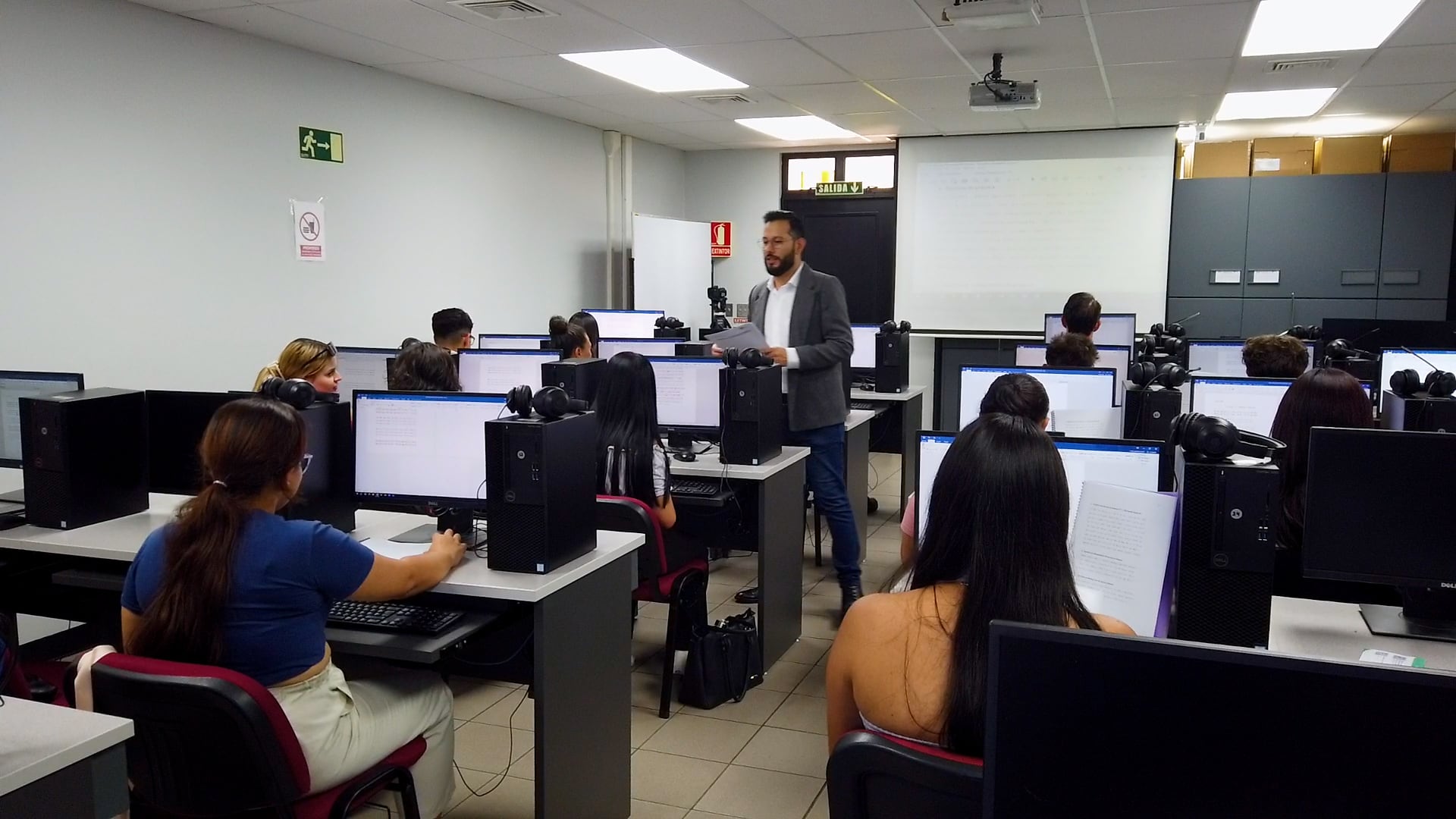 Estudiantes de la carrera de Educación Comercial de la Universidad Nacional imparten el curso gratuito Alfabetización Tecnológica I, dirigido a personas mayores de 30 años sin conocimientos previos en computación, en el campus Omar Dengo, en Heredia.