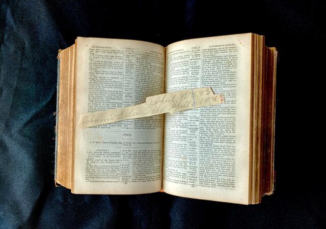 Dentro de una Biblia publicada en 1856 (hace 169 años), apareció una inscripción manuscrita que dice: Johnnie S. Lee murió el 8 de abril de 1883.