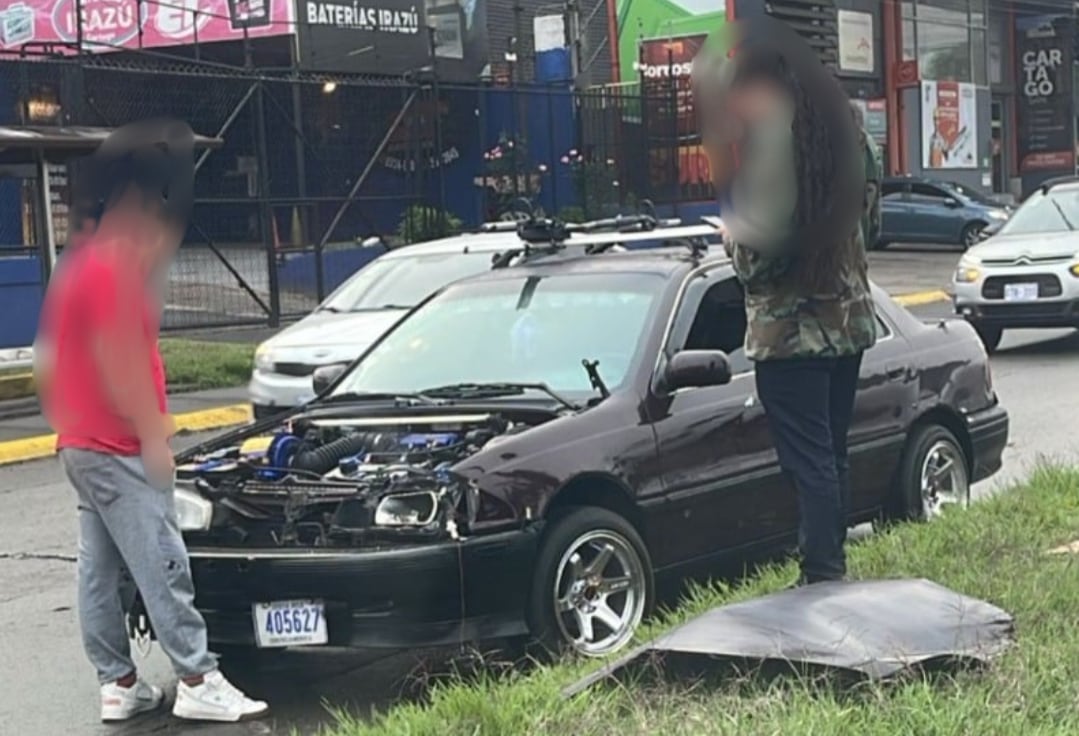 En una foto se ve a la víctima viendo su carro luego del choque