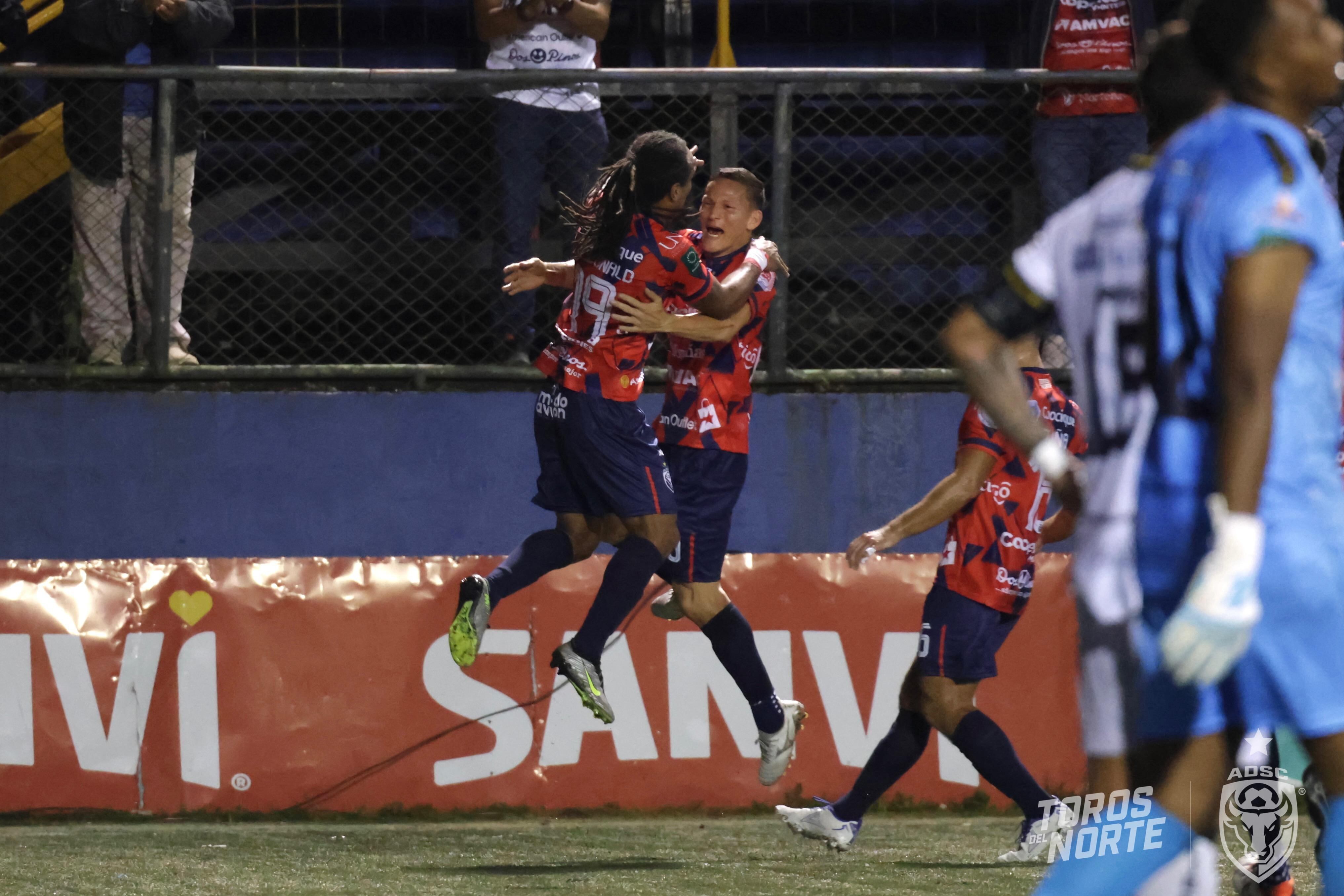 Jonathan McDonald convirtió el gol definitivo en el partido entre San Carlos y Liberia. Lo hizo al cerrar un tiro libre de Wílmer Azofeifa.