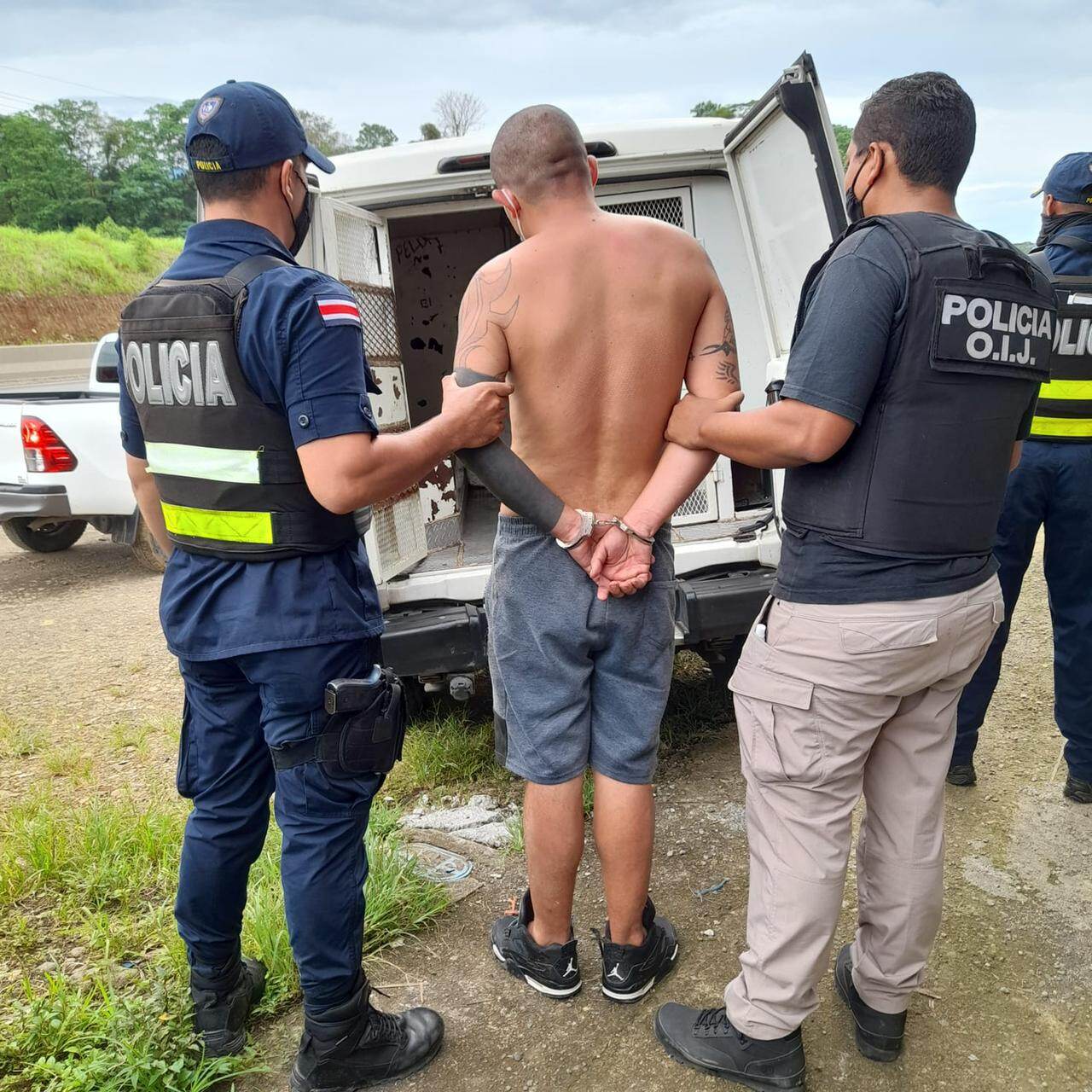 Luego de cinco horas escondido en la casa donde disparó y causó la muerte de su exsuegra, un sujeto de apellidos Villalobos Beita se entregó a las autoridades. Foto: Fuerza Pública