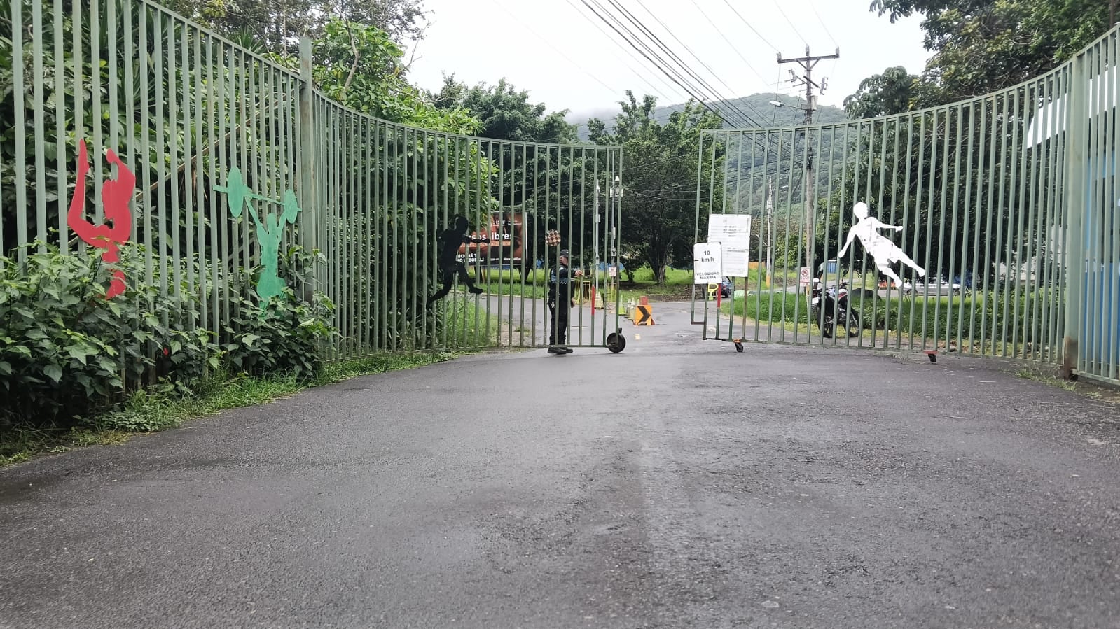 El oficial de policía recibió un disparo en el rostro.