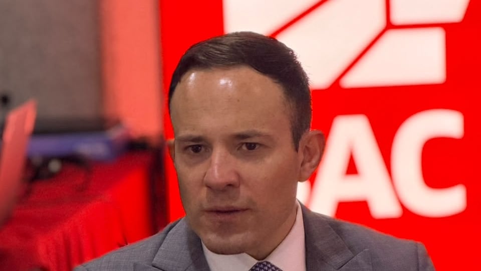 Daniel Álvarez, de Cushman & Wakefield/AB Advisory, expuso los factores que afectan la competitividad en el sector de servicios empresariales de zona franca.