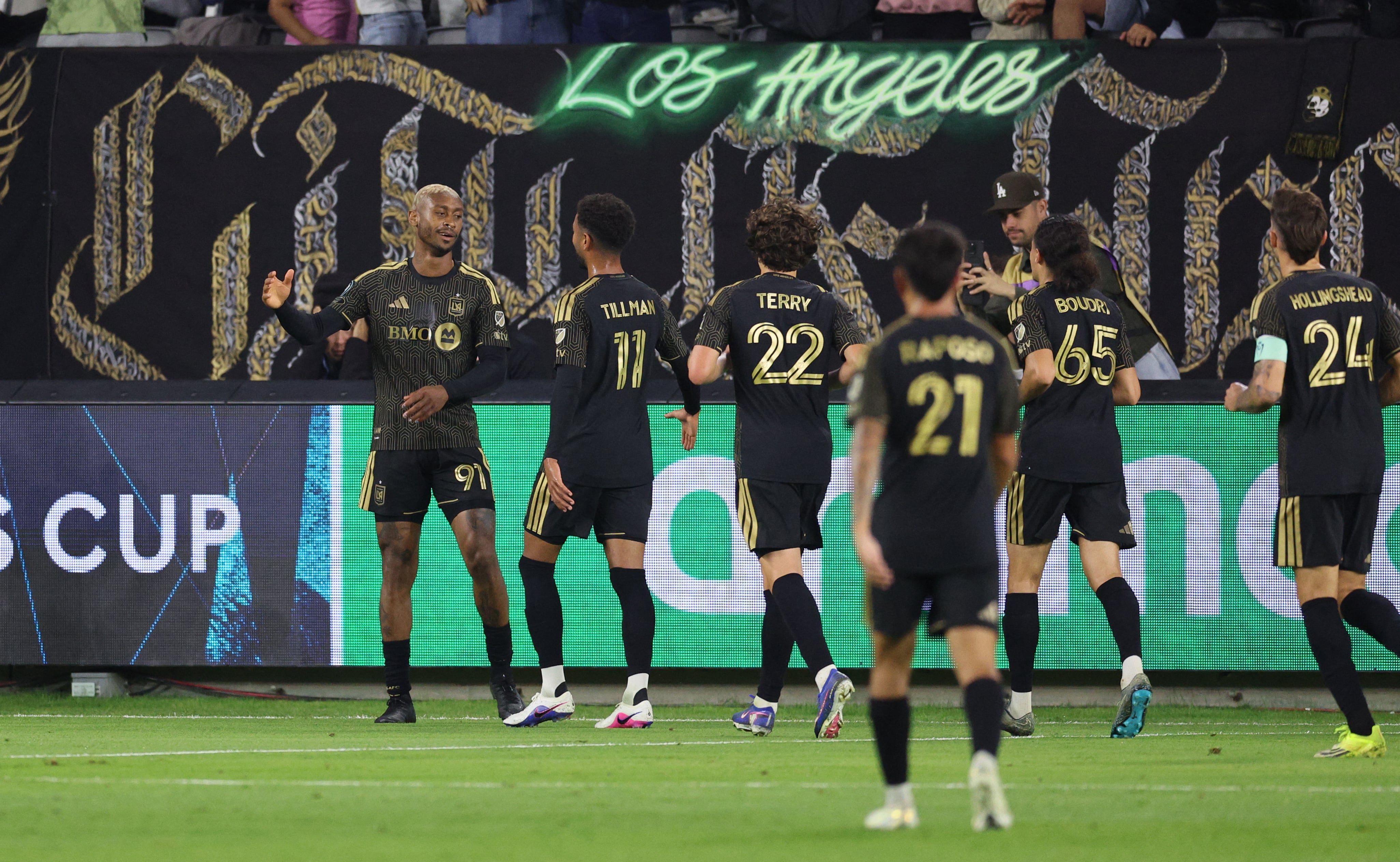 Nkosi Tafari celebra su gol con sus compañeros. El próximo rival de LAFC en la Copa de Campeones de Concacaf será Liga Deportiva Alajuelense.