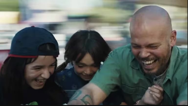 Residente (René Pérez Joglar) protagonizó el filme 'In the Summers', ganador del Festival de Cine de Sundance. La historia retrata la vida de un padre que ve a sus hijas solamente en los veranos.