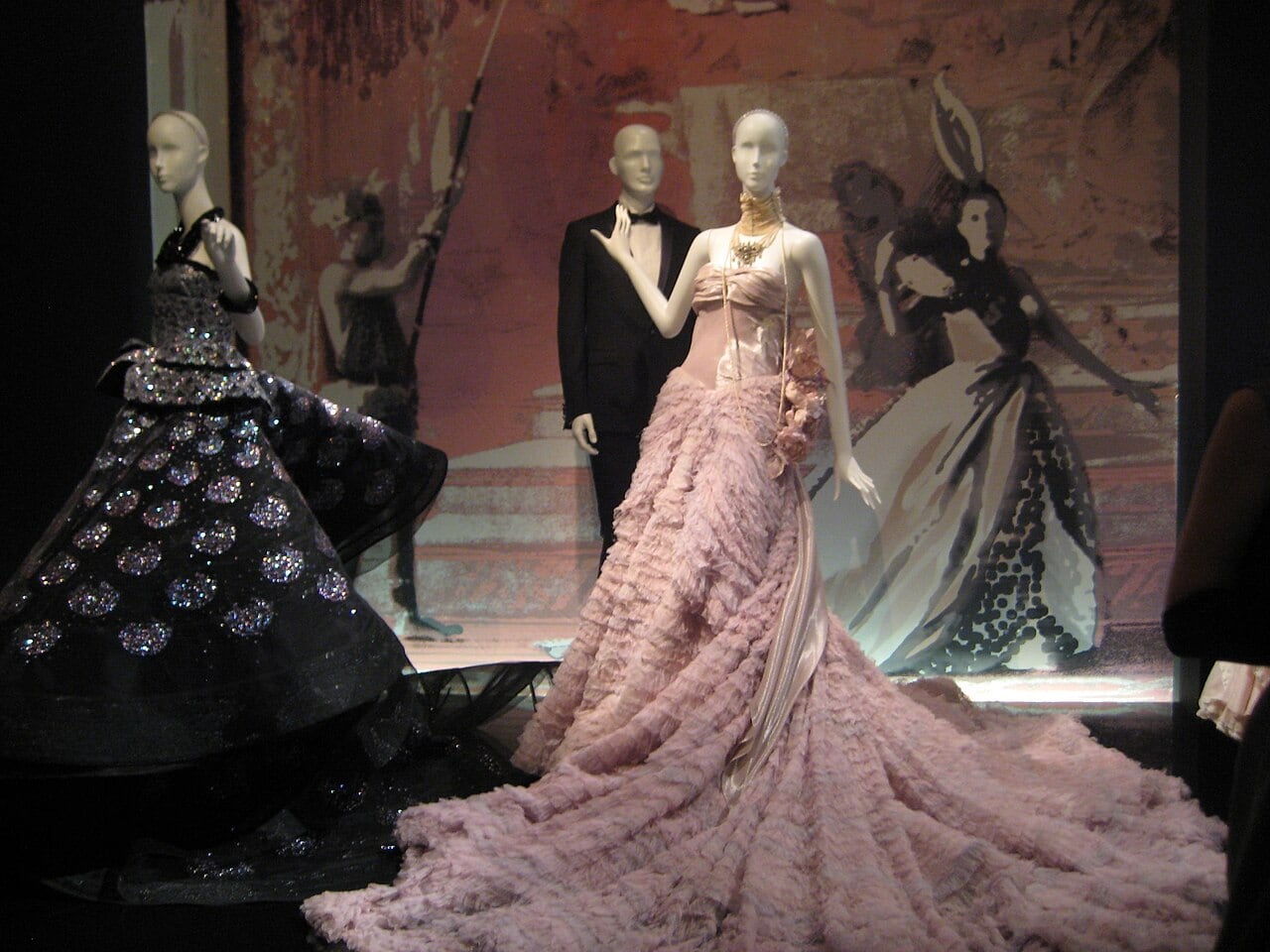 Vestidos de gala diseñados por John Galliano para Dior, exhibidos en Moscú en 2011.