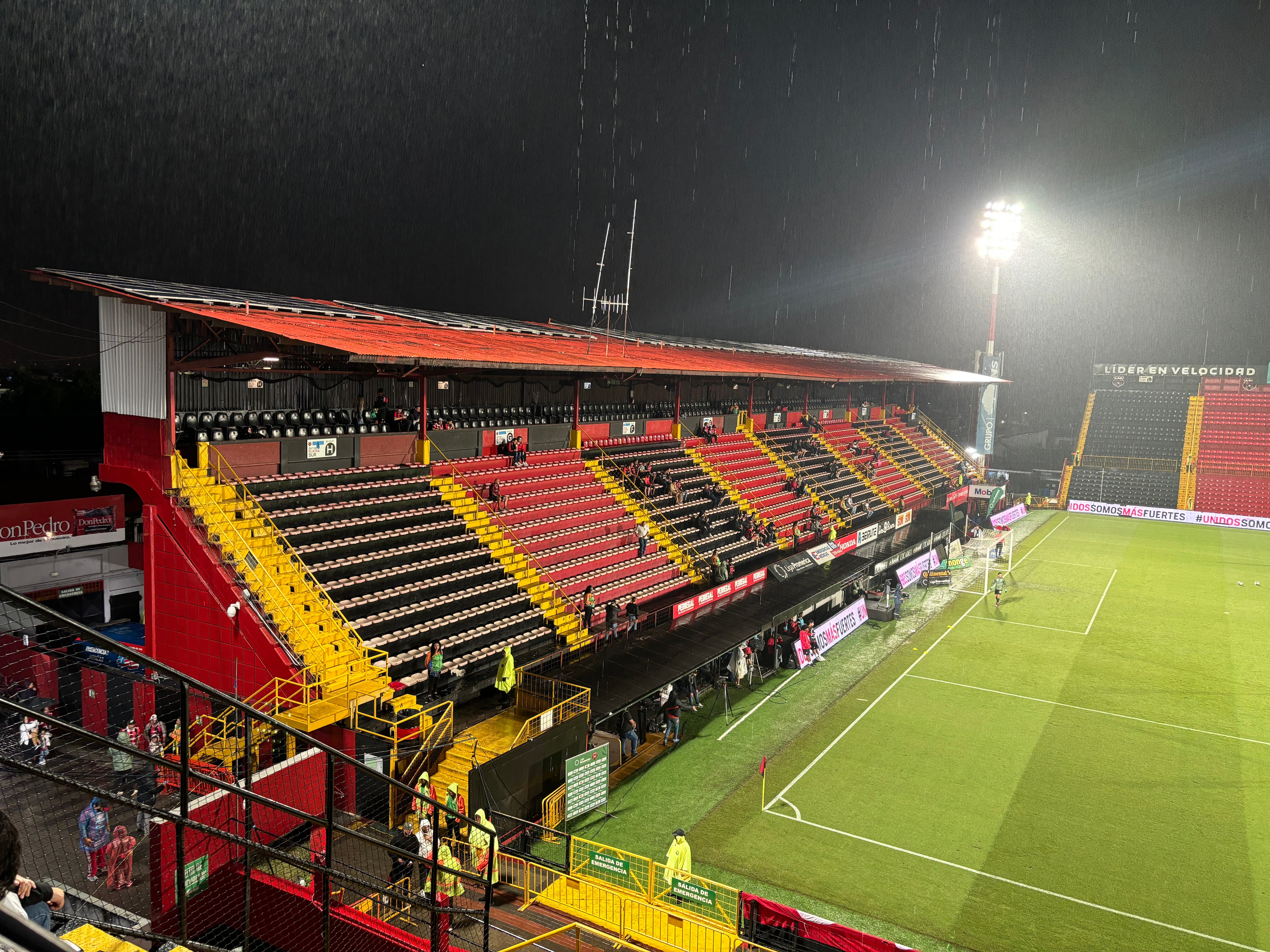 Así luce la platea sur del Estadio Alejandro Morera Soto a falta de media hora para el inicio del partido entre Liga Deportiva Alajuelense y Sporting.