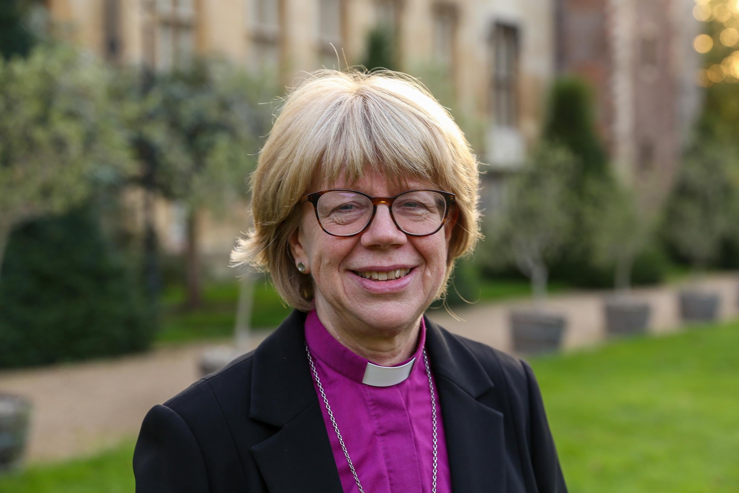 Sarah Mullally se convierte en la primera arzobispa de Canterbury y líder de la Iglesia Anglicana.