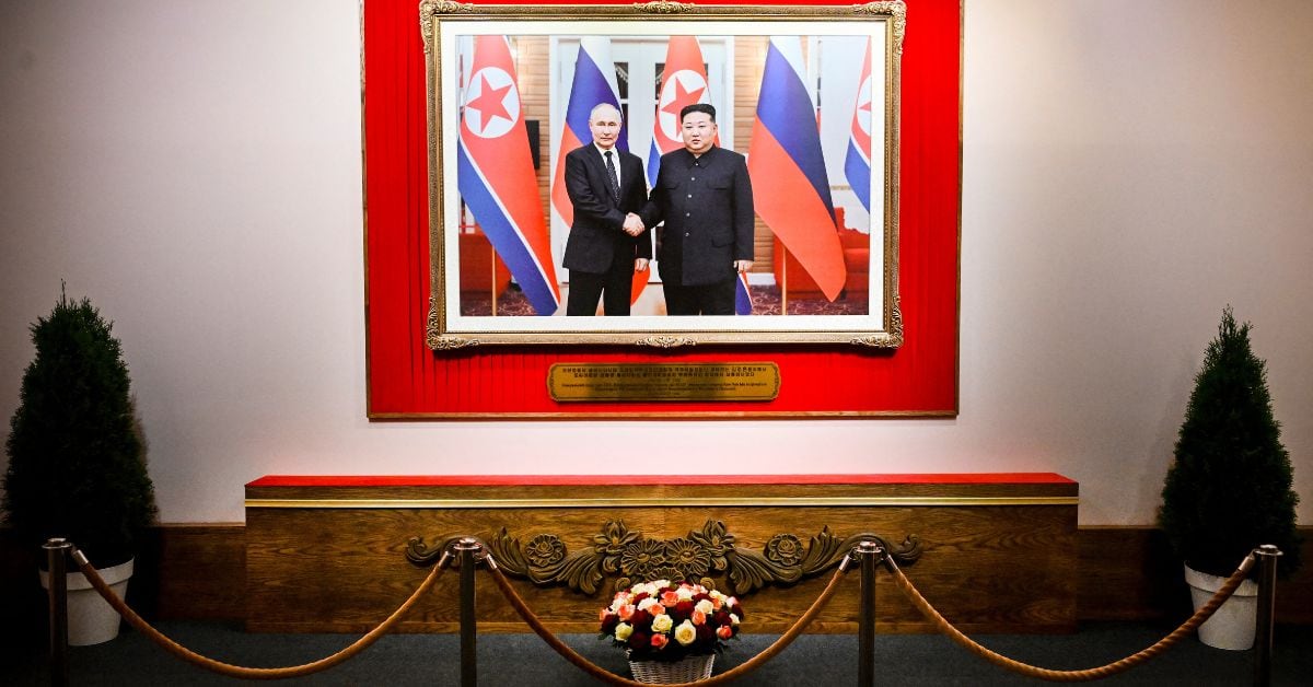Moscú inauguró una exposición que celebra la alianza con Corea del Norte. Se muestran lienzos de soldados en combate, retratos de Kim Jong Un y el kimchi.