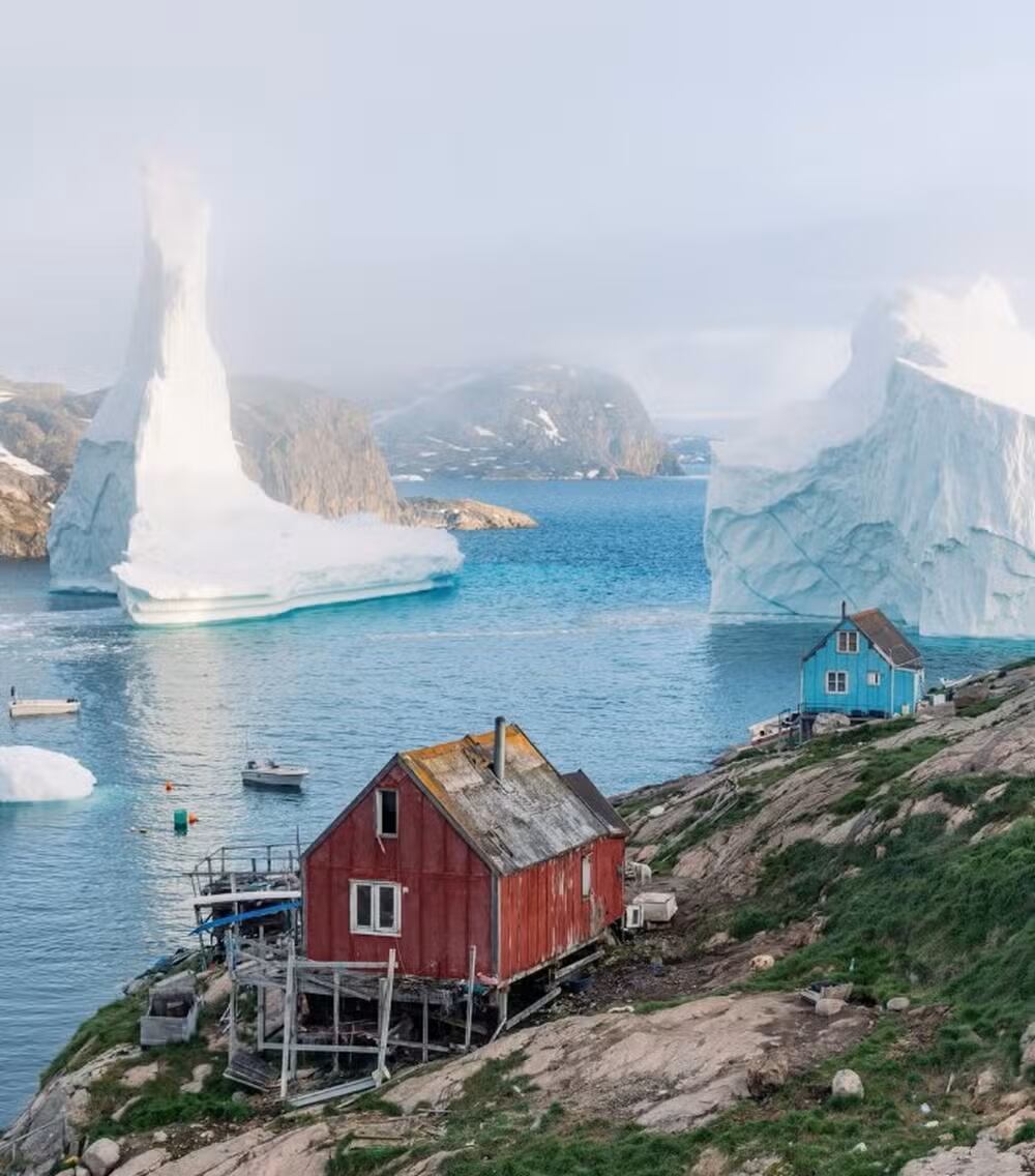 Un iceberg de gran tamaño se acercó peligrosamente a Innaarsuit en Groenlandia y podría provocar olas destructivas si se fragmenta.