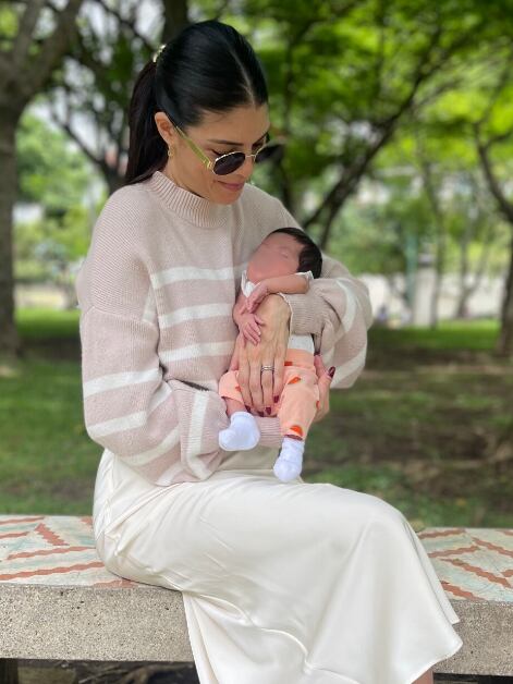 Marianela Valverde relató que su hija, Macarena, se mantiene dormida gran parte del día y disfruta del contacto piel con piel.