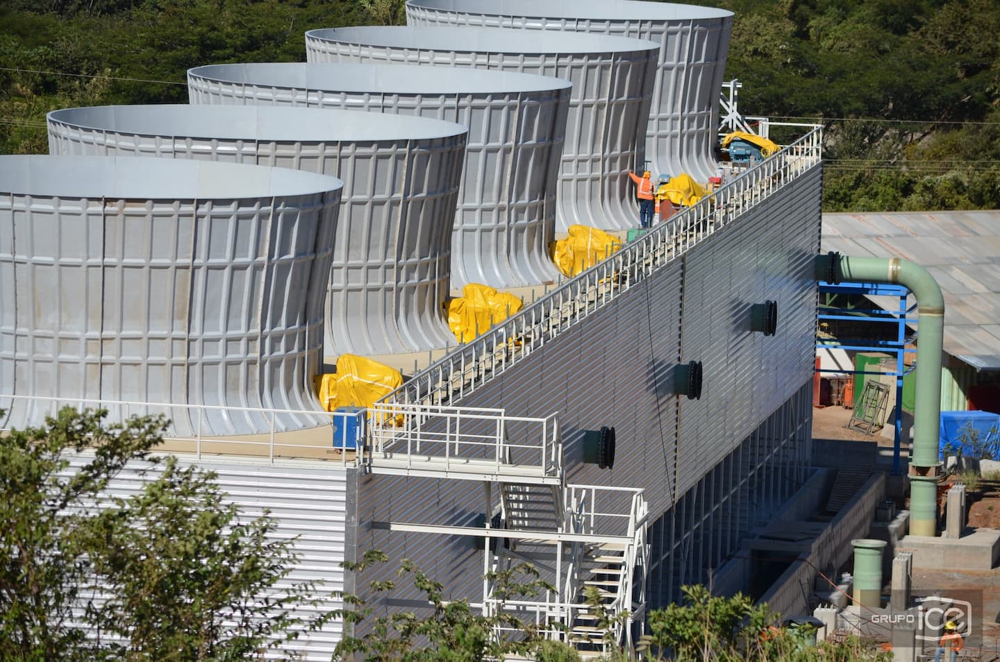 Un funcionario del ICE aparece entre estas torres parte de la Planta Geotérmica Pailas II en Liberia, Guanacaste / Grupo ICE para LN.
