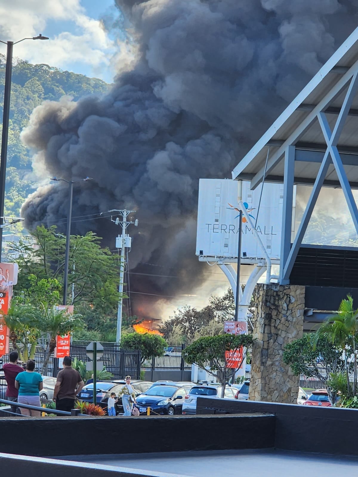 El incendio comenzó a eso de las 2:39 p. m. y ya consumió la mitad de una recicladora en La Unión. Foto: Cortesía