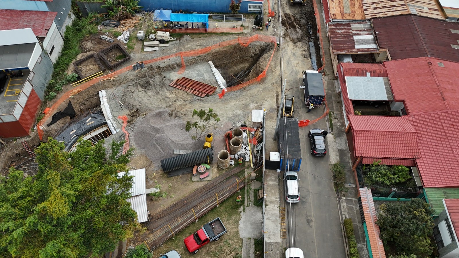 Mediante un chat comunitario, más de 160 vecinos reciben alertas sobre cortes de servicios y avances en la construcción en Gravilias de Desamparados, según indicó la CNE.