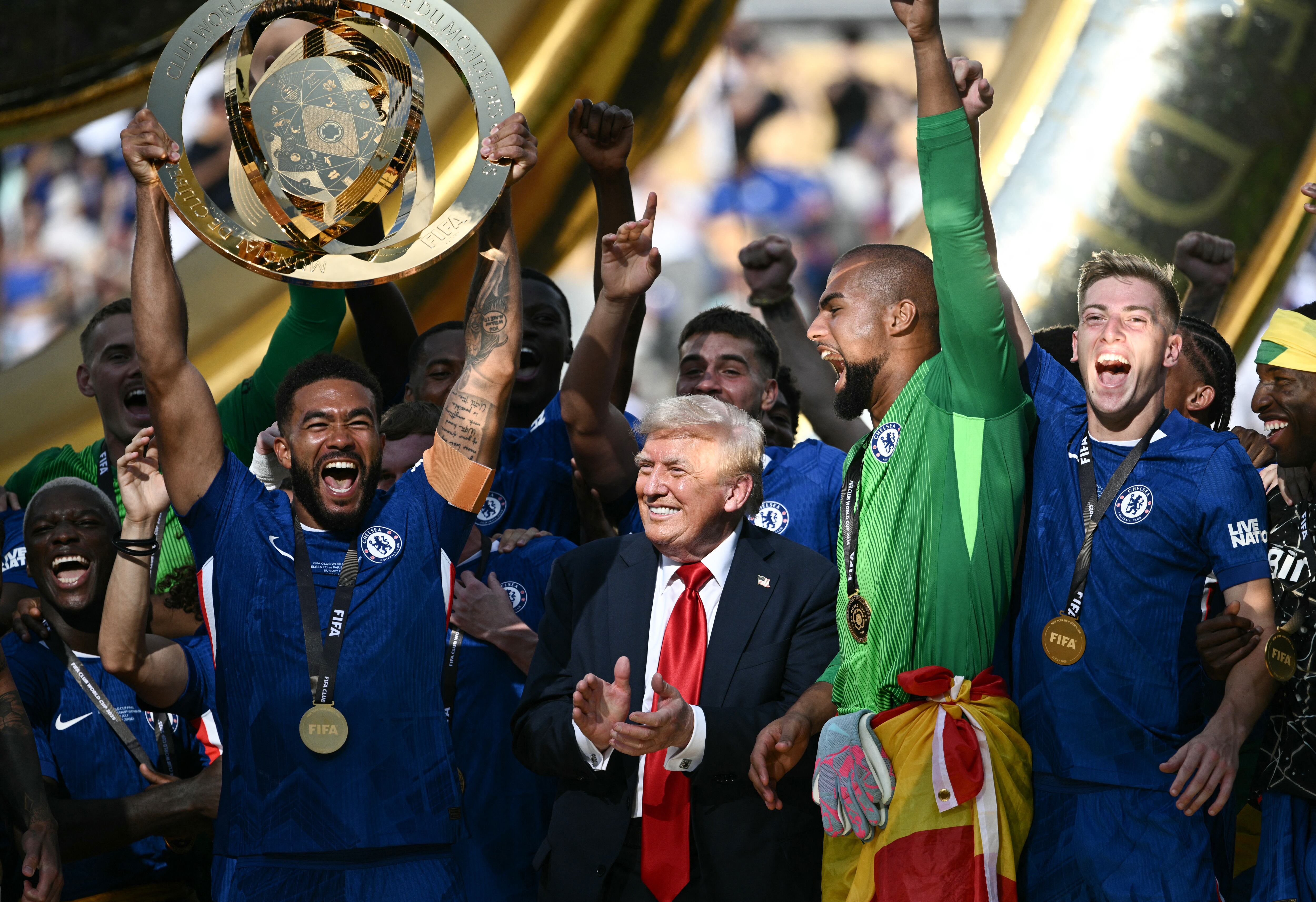 Reece James, del Chelsea, levanta el trofeo como campeones del Mundial de Clubes, en presencia del presidente de Estados Unidos, Donald Trump.