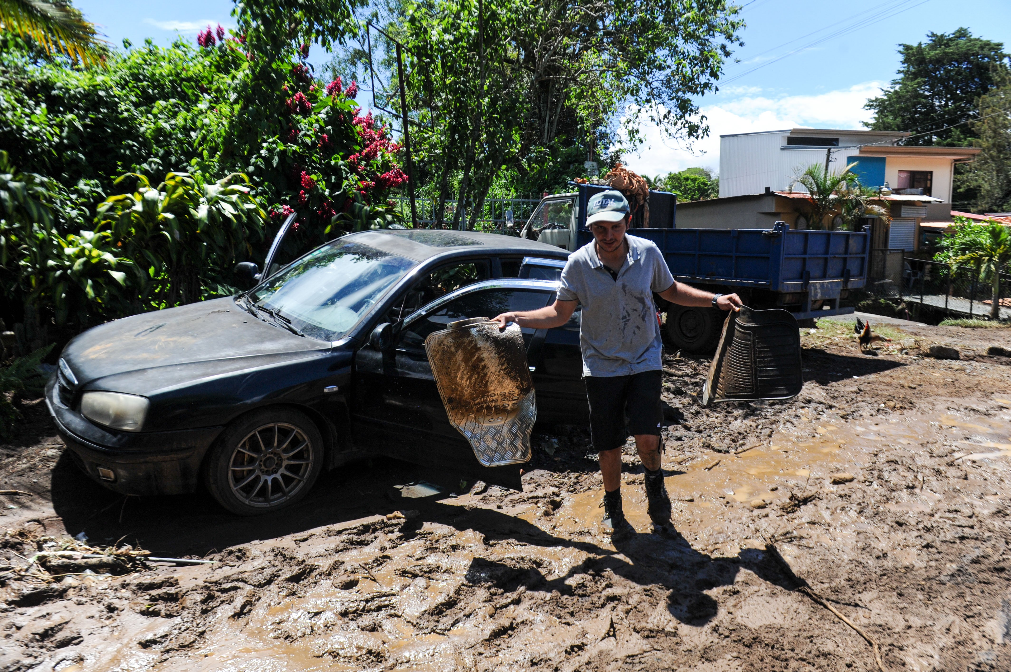 19/10/2026 Inundaciones, Las Crucitas, Puente Bermudez carretera a San Isidro de Heredia, afuéras de la vivienda de la familia Jimenez, vecinos y personal de la Municipalidad realiza limpieza de la zona afectada. Fotografía: Marvin Caravaca.